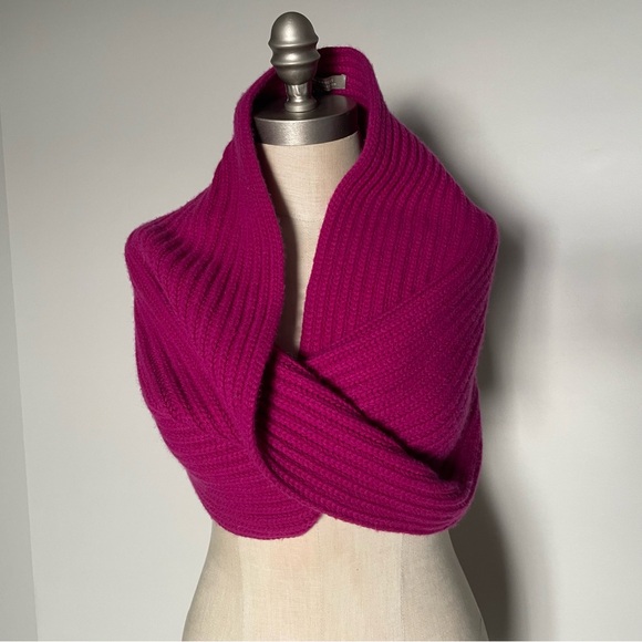 Neiman Marcus cashmere collection ribbed circular scarf